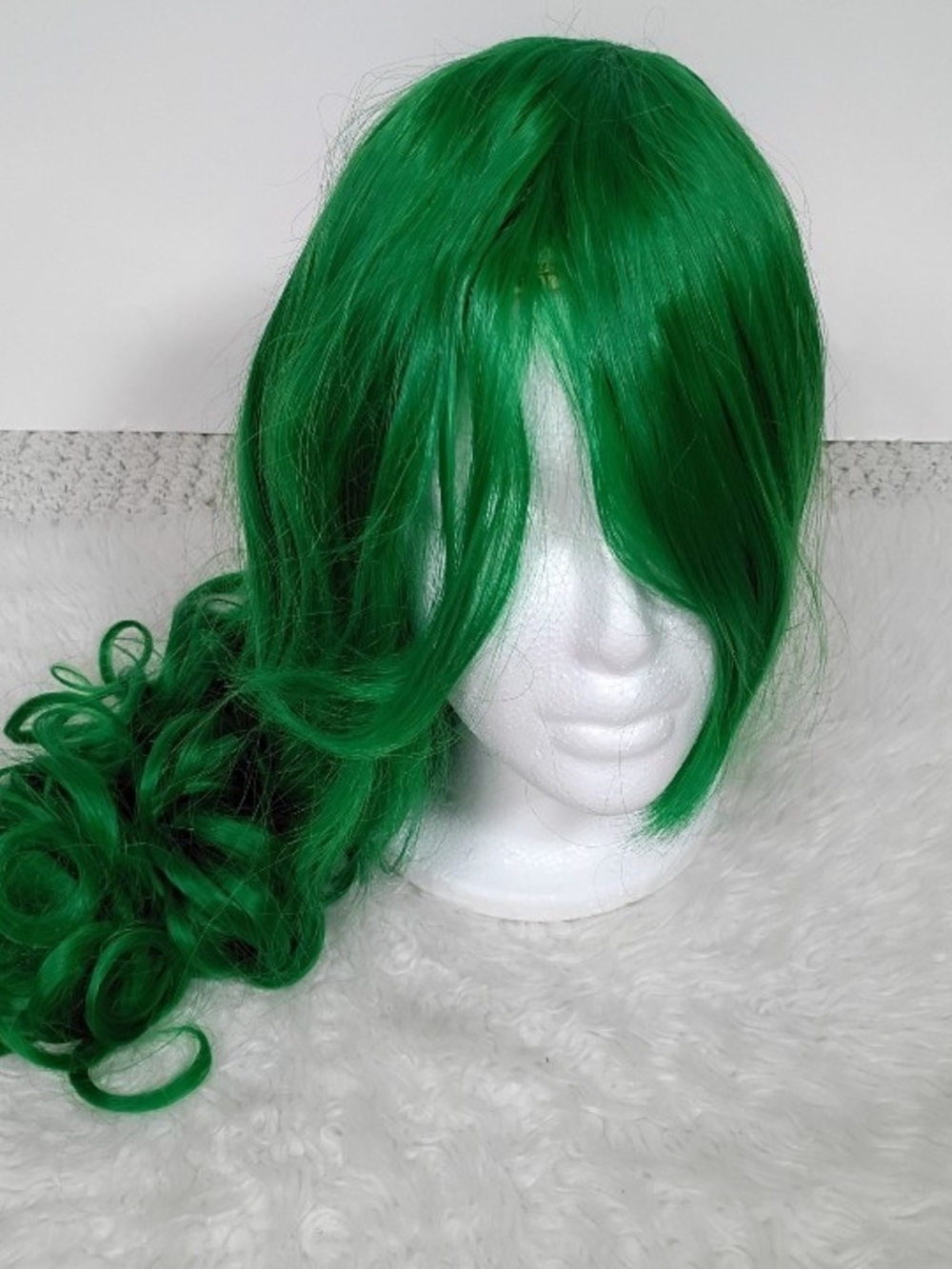 NWOT Cosplay Long Vibrant Emerald Green Synthetic Wig W/ Bang And Curly Ends
